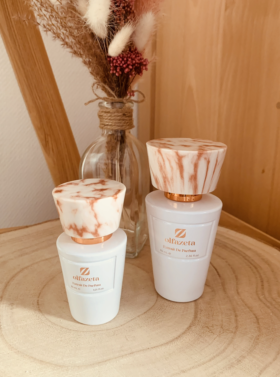 flacon de parfum femme Chogan sur fond bois