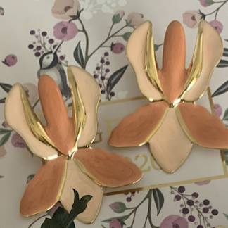 boucles d’oreilles florales émaillées orange et pêche
