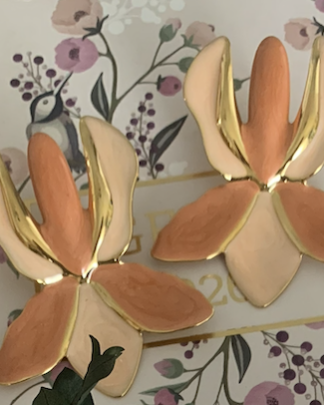 boucles d’oreilles florales émaillées orange et pêche