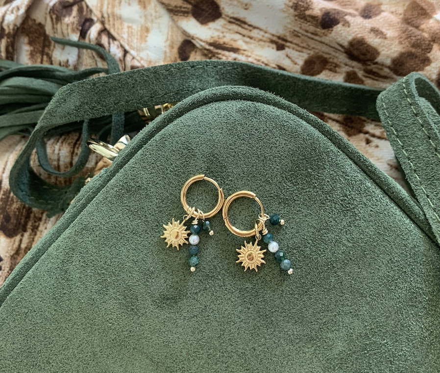 boucles d’oreilles créoles dorées pierres vert canard charme soleil