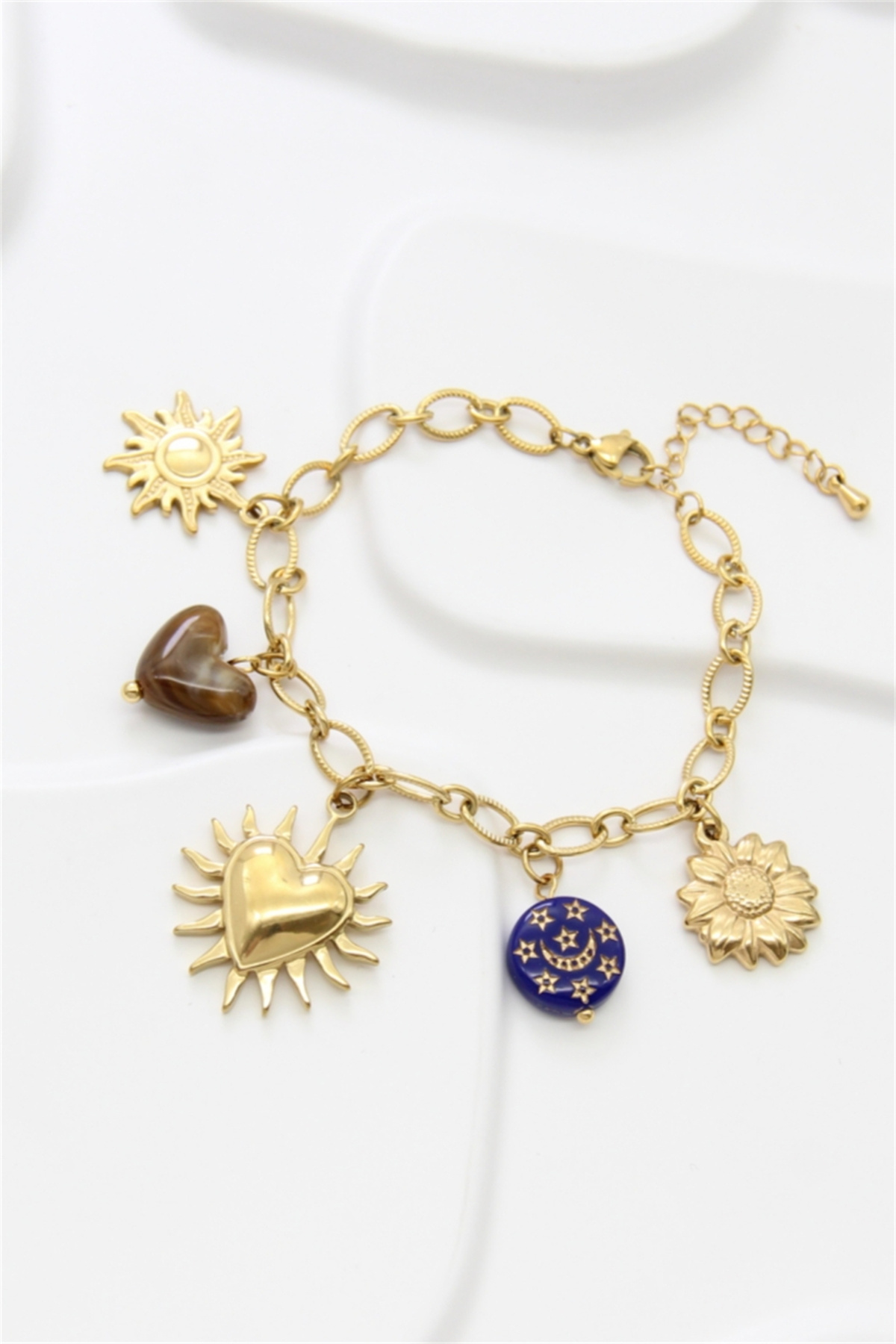 Bracelet Aurora doré avec charms célestes – Wild Bloom