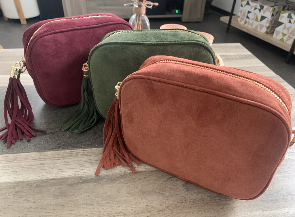 Sac bandoulière en daim format compact style bohème chic