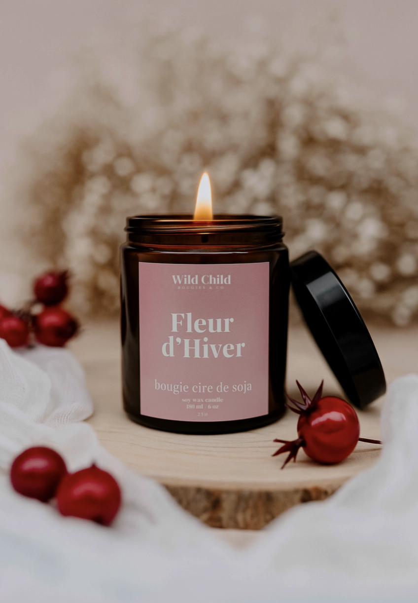 Bougie parfumée Fleur d’Hiver en cire de soja avec mèche en bois, ambiance hivernale florale
