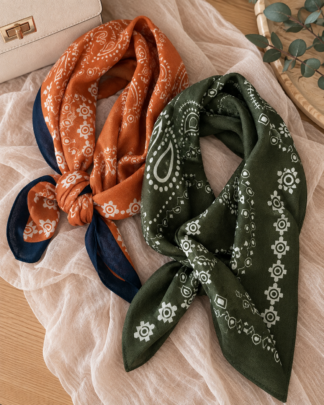 Foulard Aurélia carré bohème terracotta et kaki 70x70 cm en viscose à motifs vintage