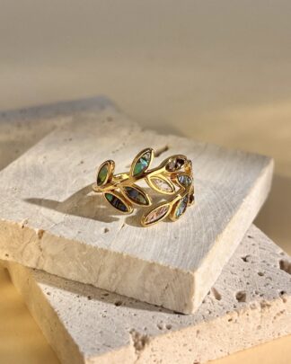 Bague ajustable dorée en acier inoxydable en forme de feuilles avec nacre irisée