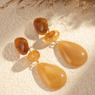 Boucles d’oreilles Ambre en résine marbrée ocre et acier doré, bijou bohème chic Wild Bloom