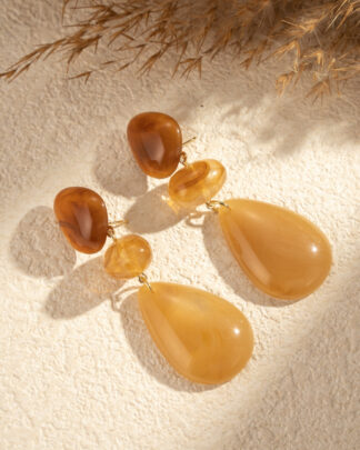Boucles d’oreilles Ambre en résine marbrée ocre et acier doré, bijou bohème chic Wild Bloom
