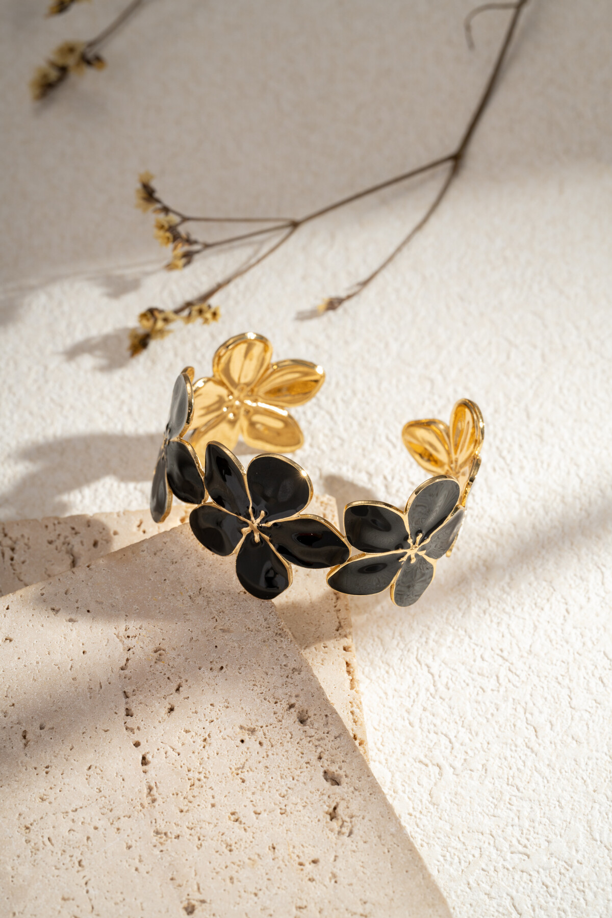 Bracelet floral doré en acier inoxydable avec fleurs émaillées, bijou femme bohème chic Wild Bloom