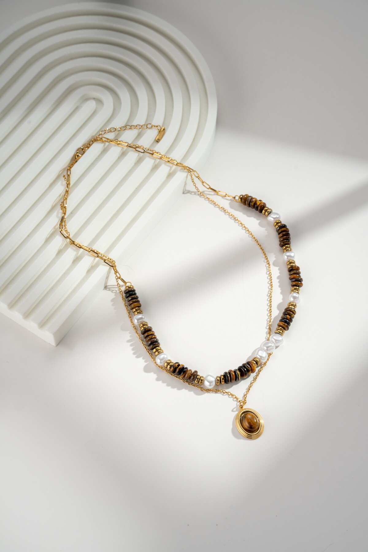 Collier doré en acier inoxydable avec pierre œil de tigre et pendentif rond