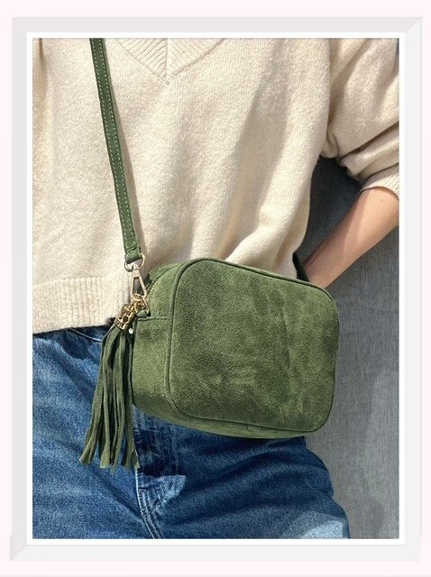 Sac bandoulière en daim kaki format compact pour femme