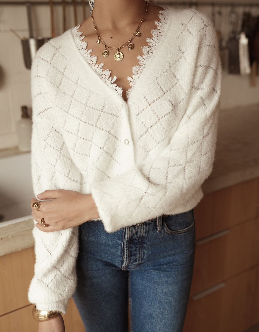 Gilet écru femme Albane en maille ajourée avec col dentelé – Wild Bloom