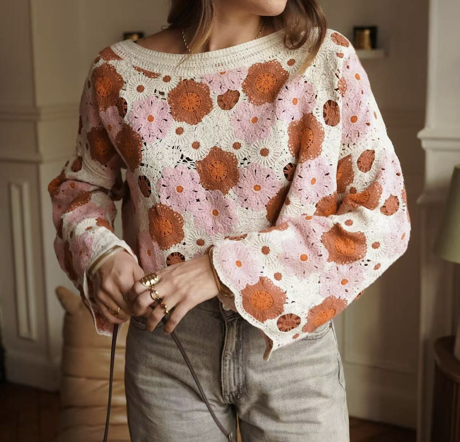 Pull Rosalia en crochet floral bohème porté avec un jean clair – Wild Bloom