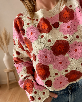 Pull crochet Rosalia floral bohème porté avec un jean clair – Wild Bloom