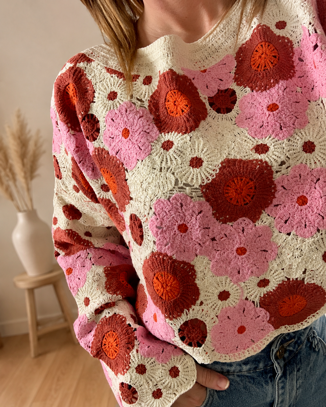 Pull crochet Rosalia floral bohème porté avec un jean clair – Wild Bloom