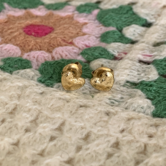 boucles d’oreilles cœur dorées Anya puces femme minimalistes