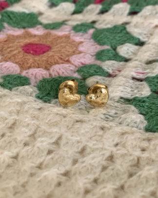boucles d’oreilles cœur dorées Anya puces femme minimalistes