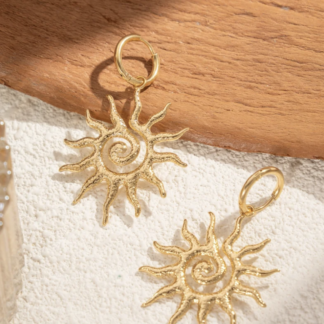Boucles d’oreilles Mirabella dorées avec motif soleil martelé style bohème chic