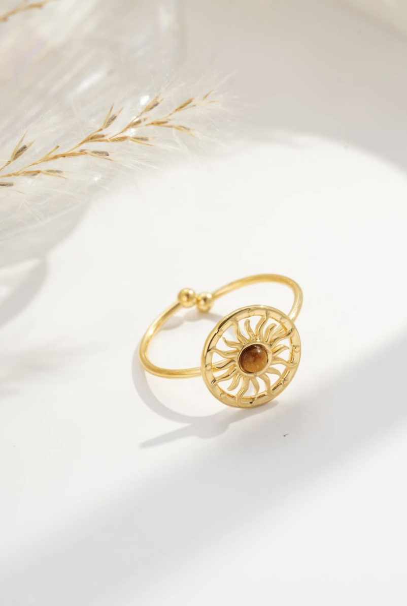 Bague Isolina dorée avec motif soleil ajouré style bohème chic