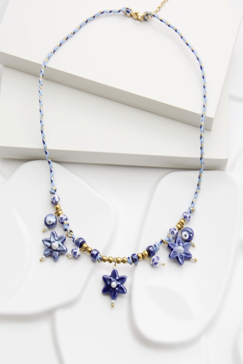 Collier Kalliope fleurs bleues bohème chic méditerranéen