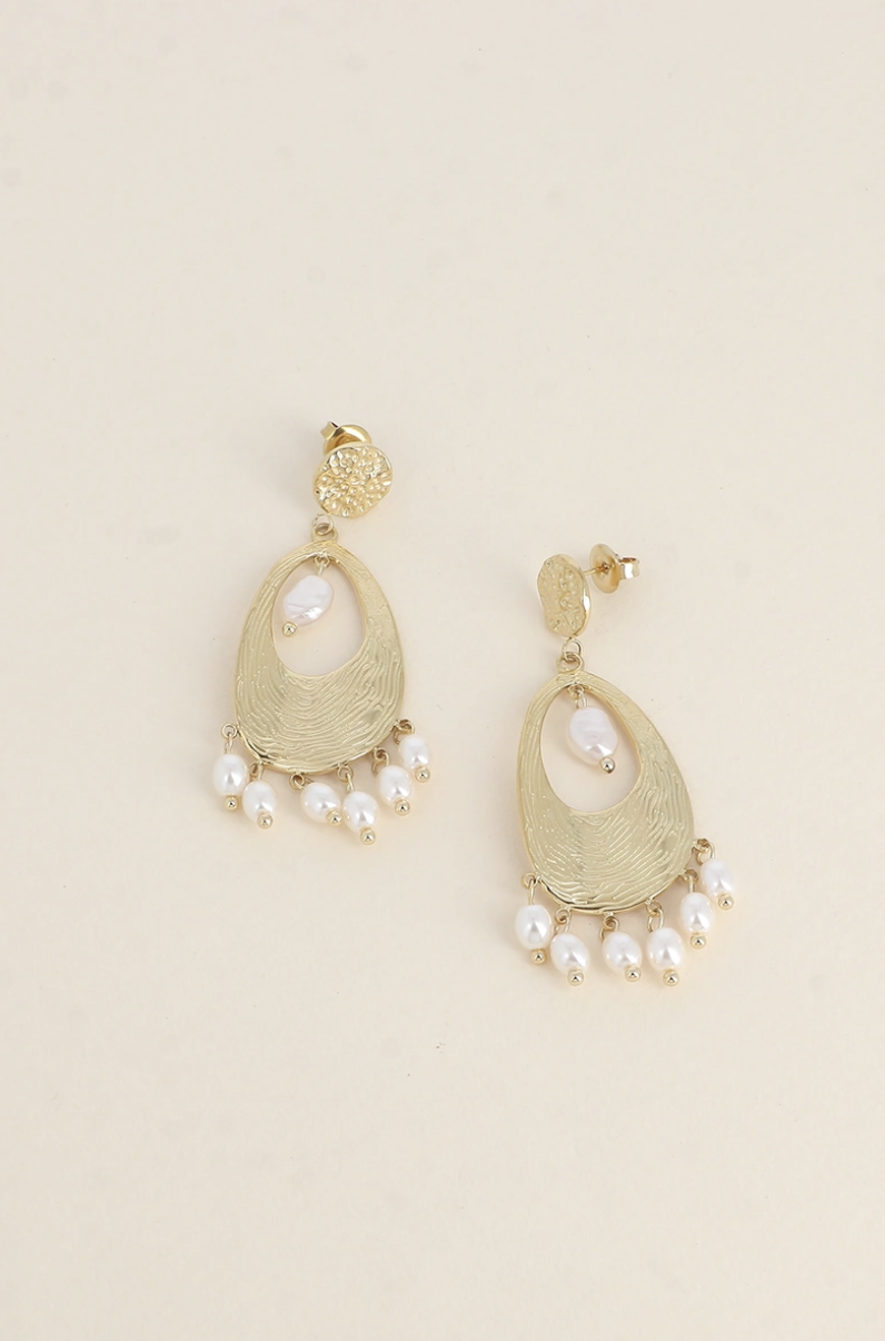 Boucles Hélia dorées bohème chic avec perles nacrées