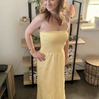 Robe longue Serafina jaune avec bustier smocké et broderie anglaise style dolce vita