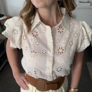 Blouse broderie anglaise Graziella écrue avec manches volantées et style romantique chic