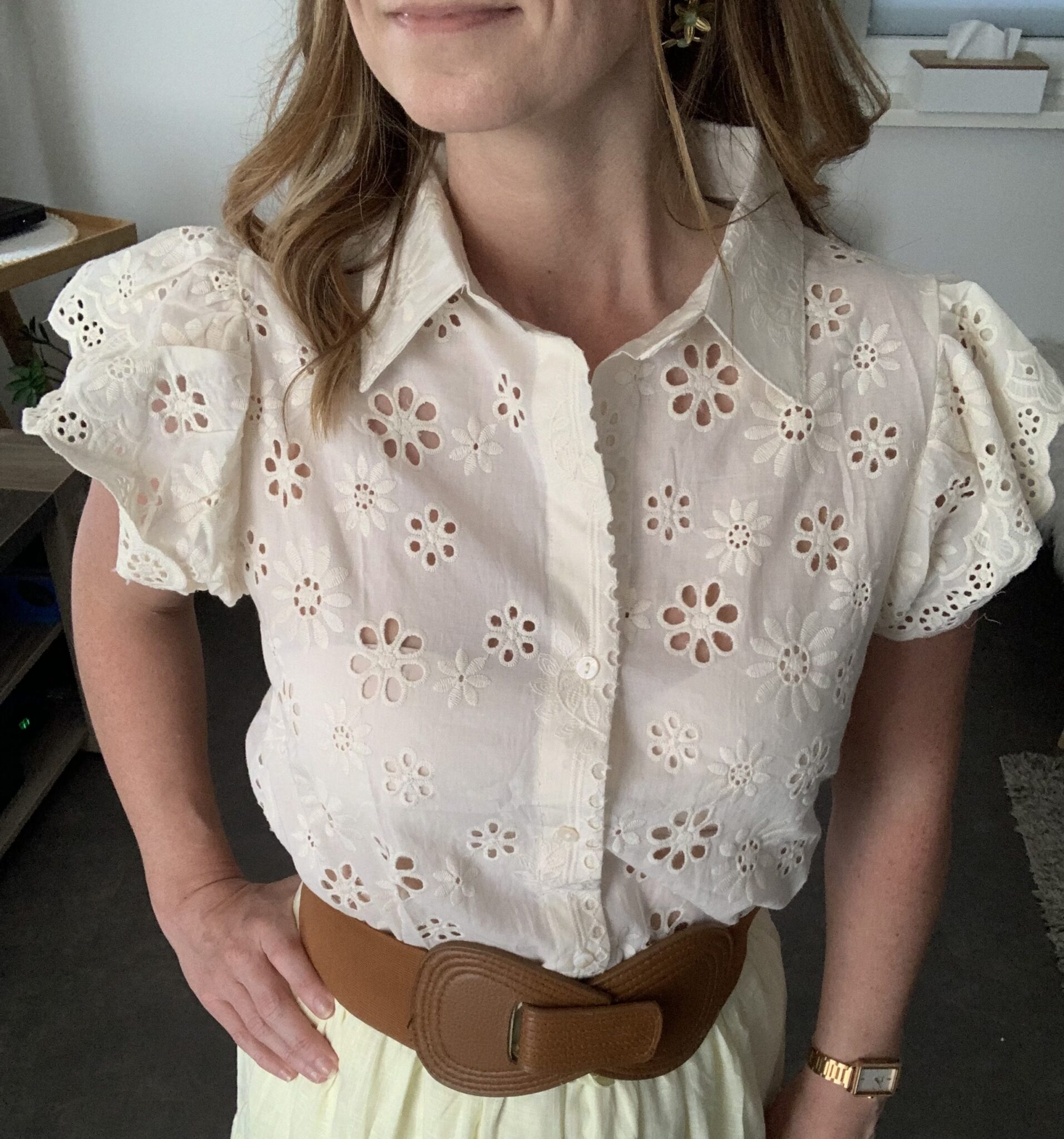 Blouse broderie anglaise Graziella écrue avec manches volantées et style romantique chic