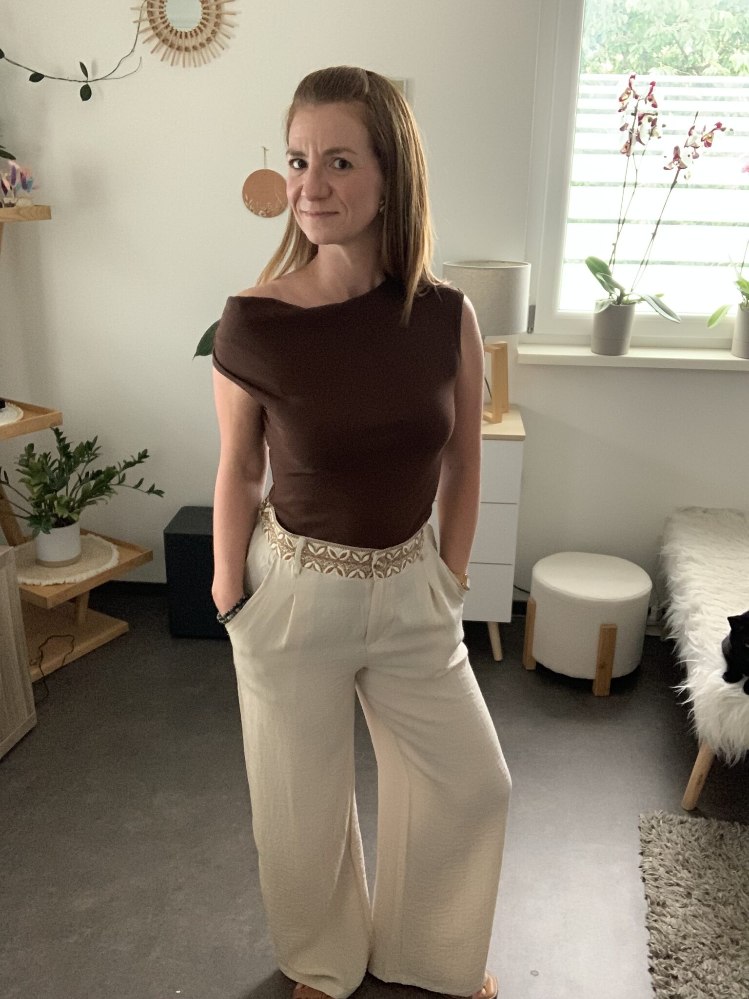 Pantalon Gabriel beige naturel à ceinture brodée style bohème chic Wild Bloom