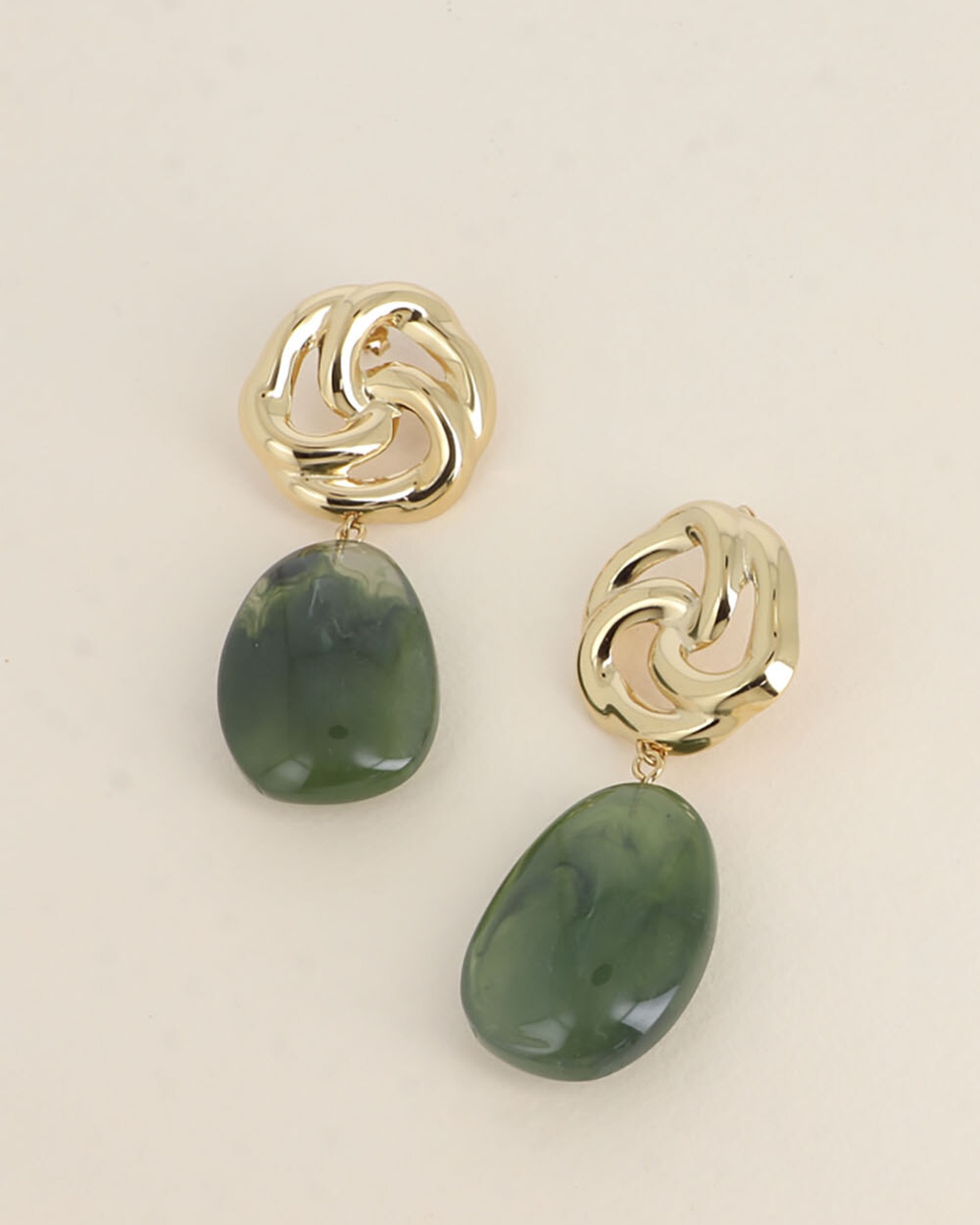 Boucles d’oreilles Maëlys bohème chic dorées avec pendentif vert