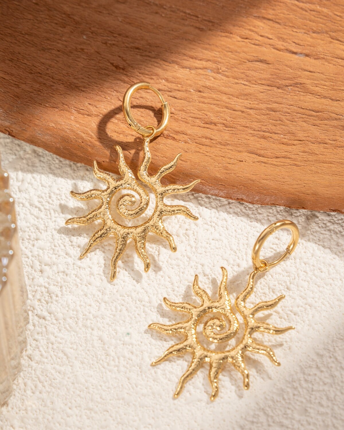Boucles d’oreilles Mirabella dorées avec motif soleil martelé style bohème chic