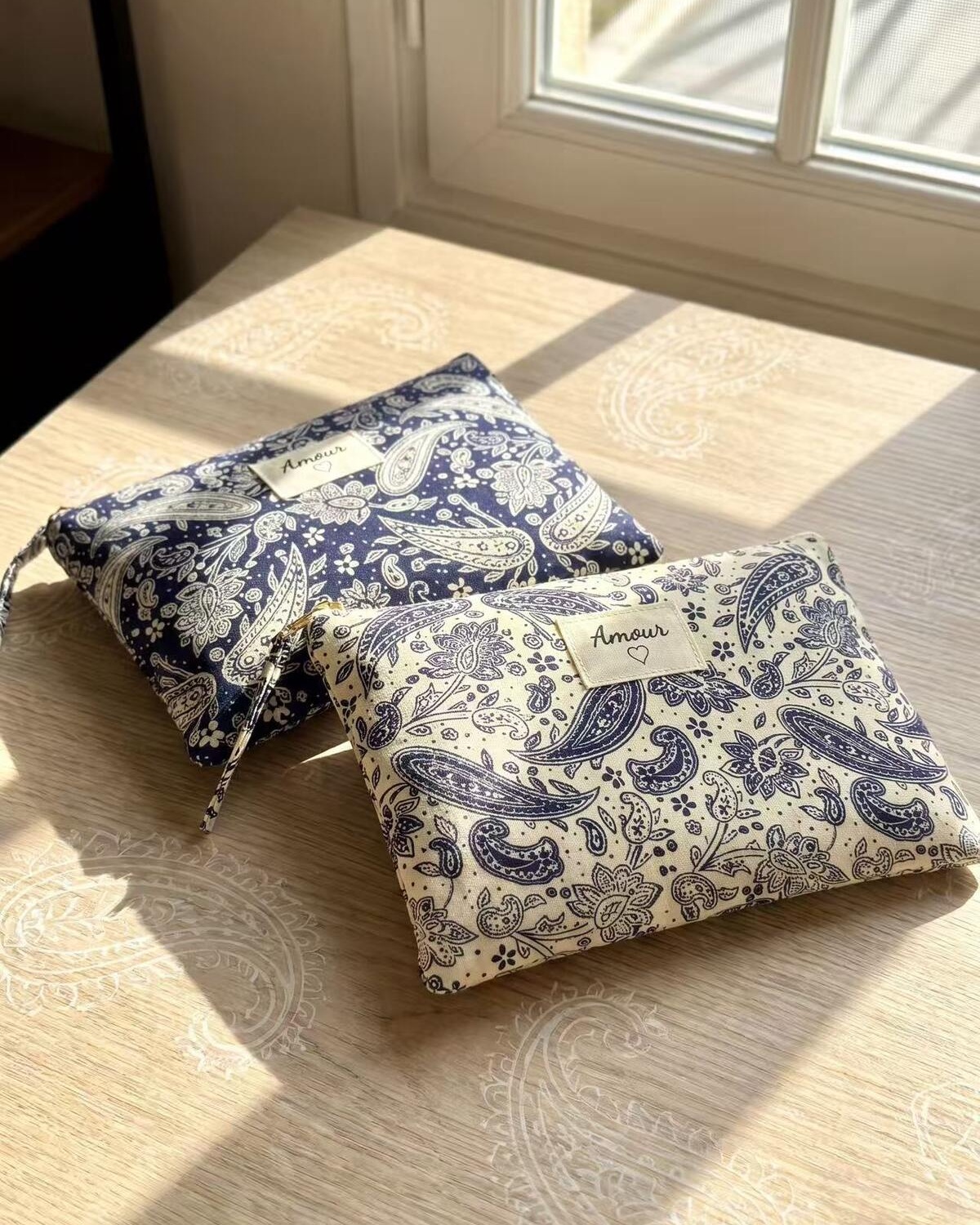 Pochettes Naïs paisley bleu et crème bohème chic Wild Bloom