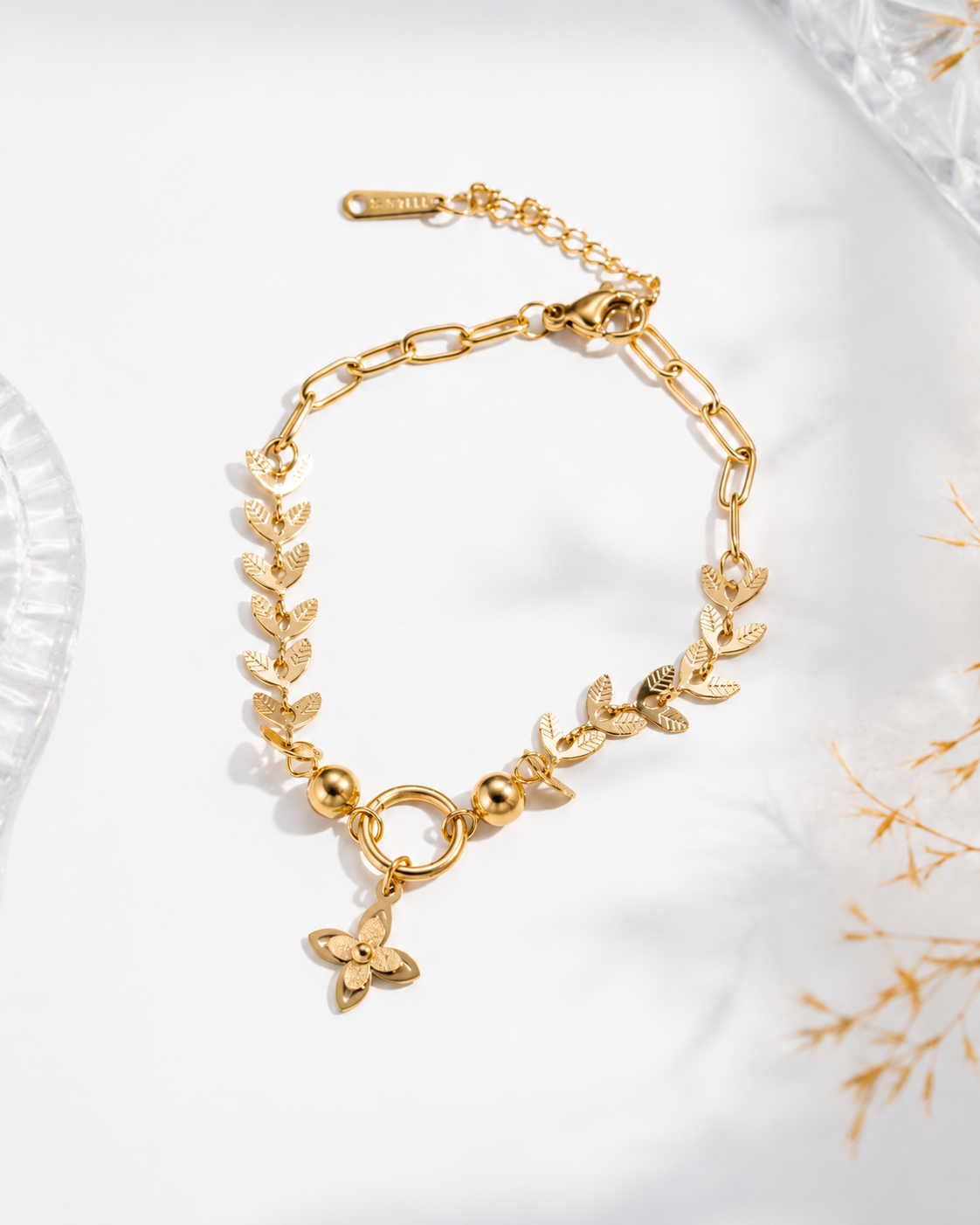 Bracelet Coline doré avec feuilles délicates et pendentif floral