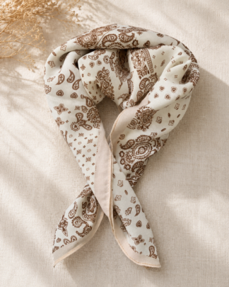 Foulard Léontine écru et chocolat à motif bandana bohème chic