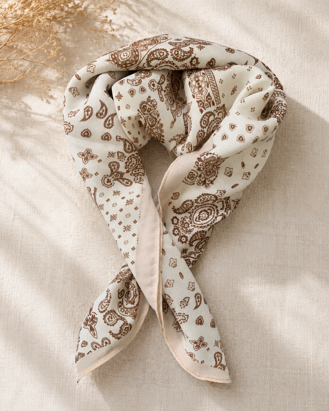 Foulard Léontine écru et chocolat à motif bandana bohème chic