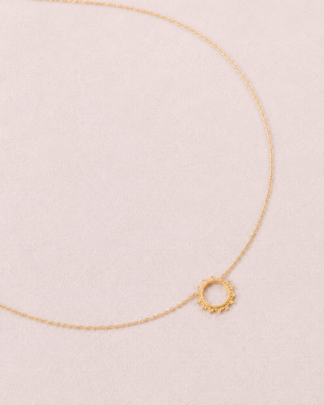 Collier Chiara soleil doré sur chaîne fine en acier inoxydable style bohème chic