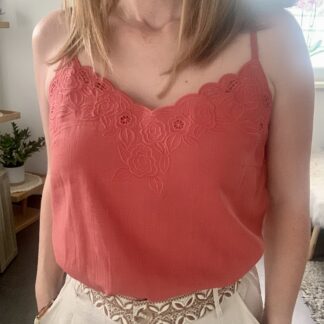 Top Suzanne terracotta avec empiècement floral brodé style bohème chic Wild Bloom