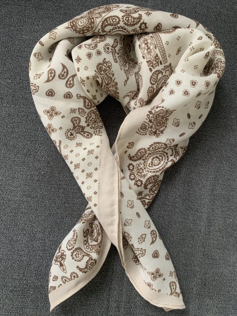 Foulard Léontine écru et chocolat à motif bandana bohème chic