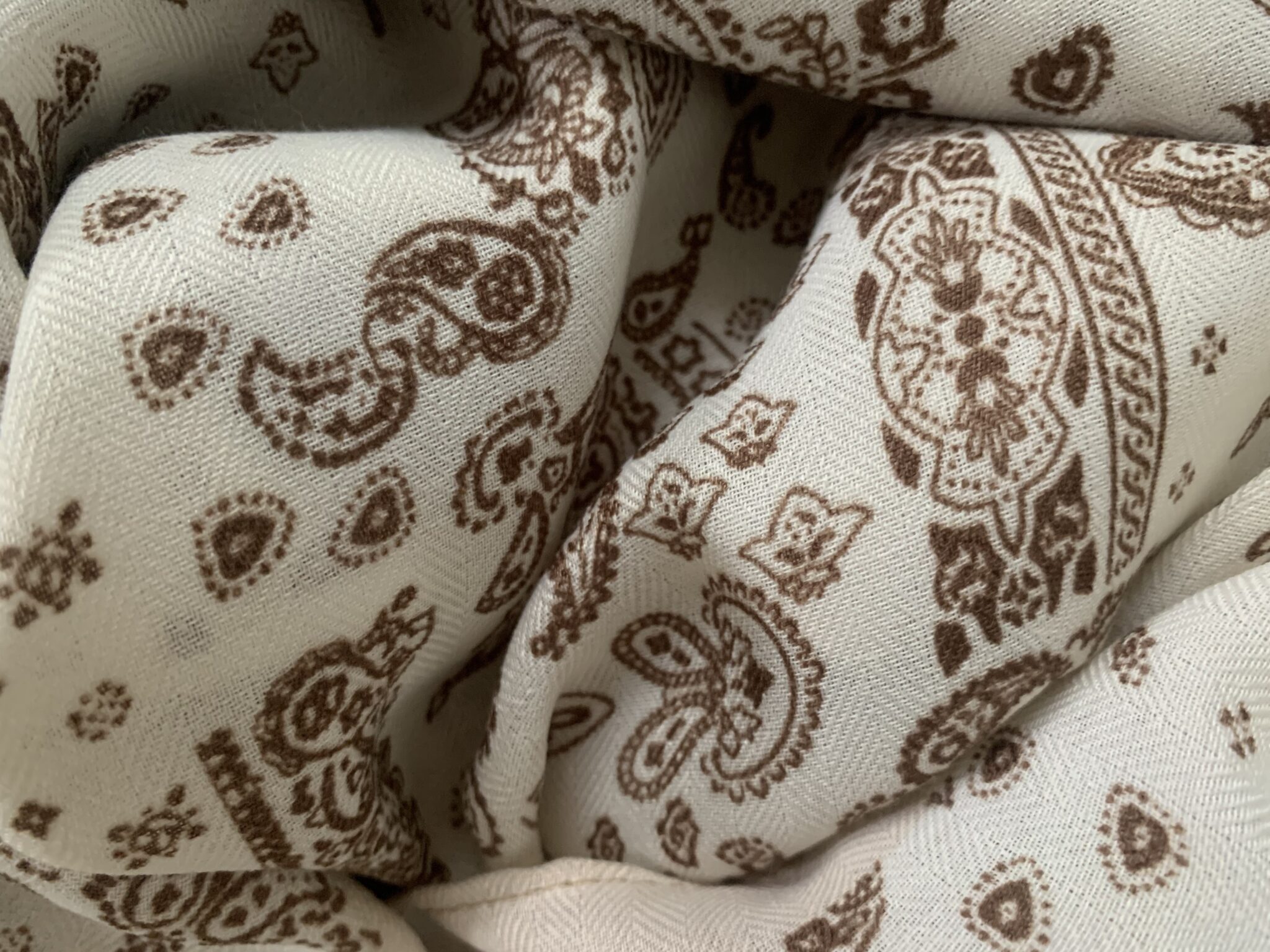 Détail du foulard Léontine écru et chocolat à imprimé bandana