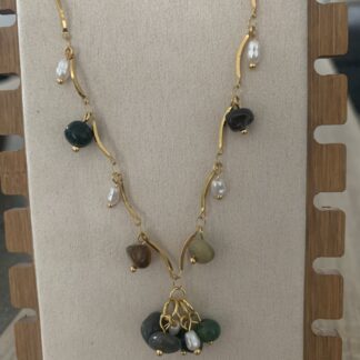 Collier Astrid en acier inoxydable doré et pierres naturelles multicolores esprit bohème chic