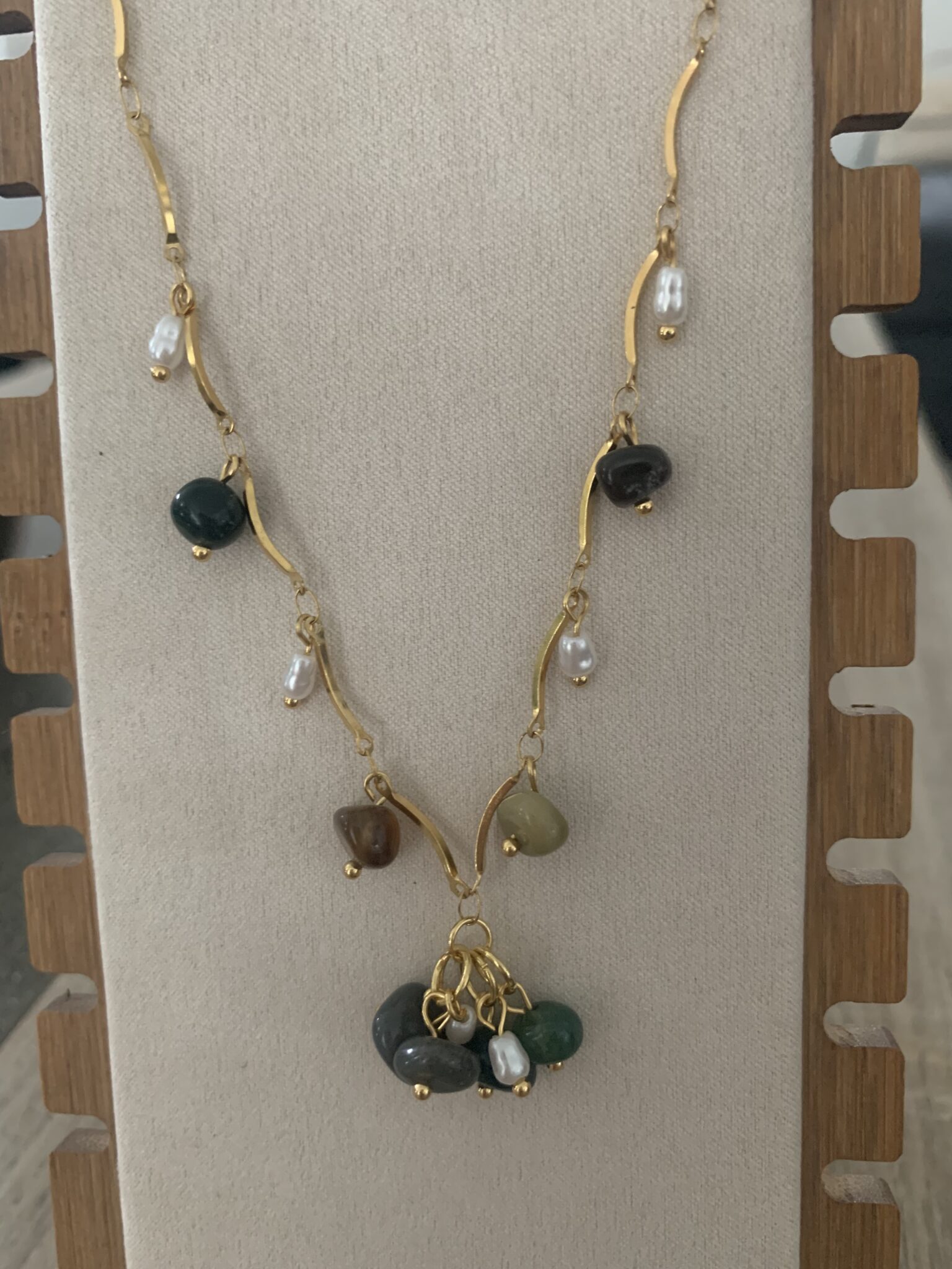 Collier Astrid en acier inoxydable doré et pierres naturelles multicolores esprit bohème chic