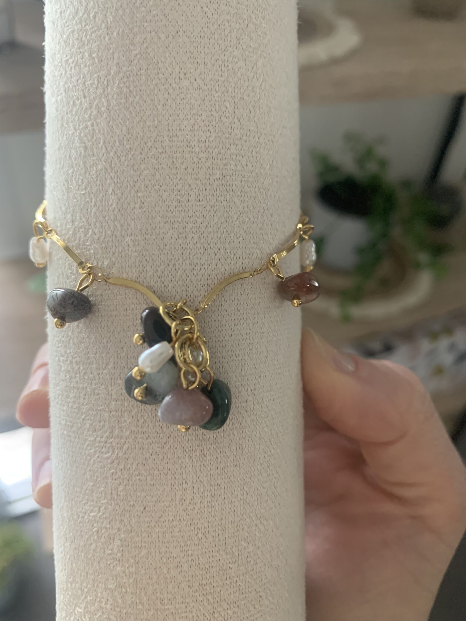 Bracelet Astrid en acier inoxydable doré et pierres naturelles multicolores esprit bohème chic