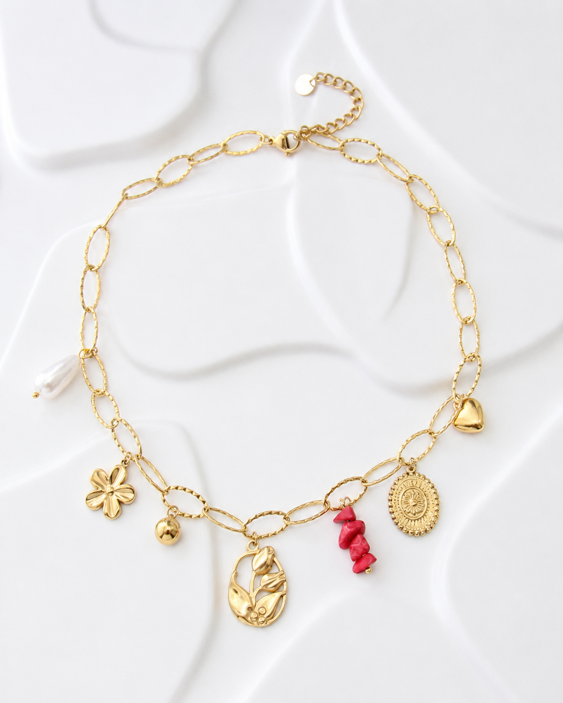 Collier Lola à charms dorés et colorés en acier inoxydable pour femme