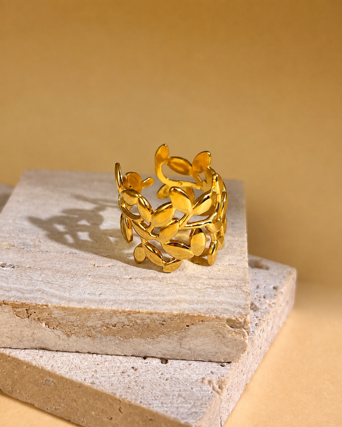 Bague Lou dorée à feuilles entrelacées en acier inoxydable