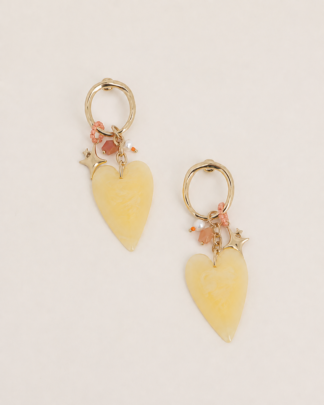 Boucles d'oreilles Célia pendantes avec cœur jaune et breloques dorées