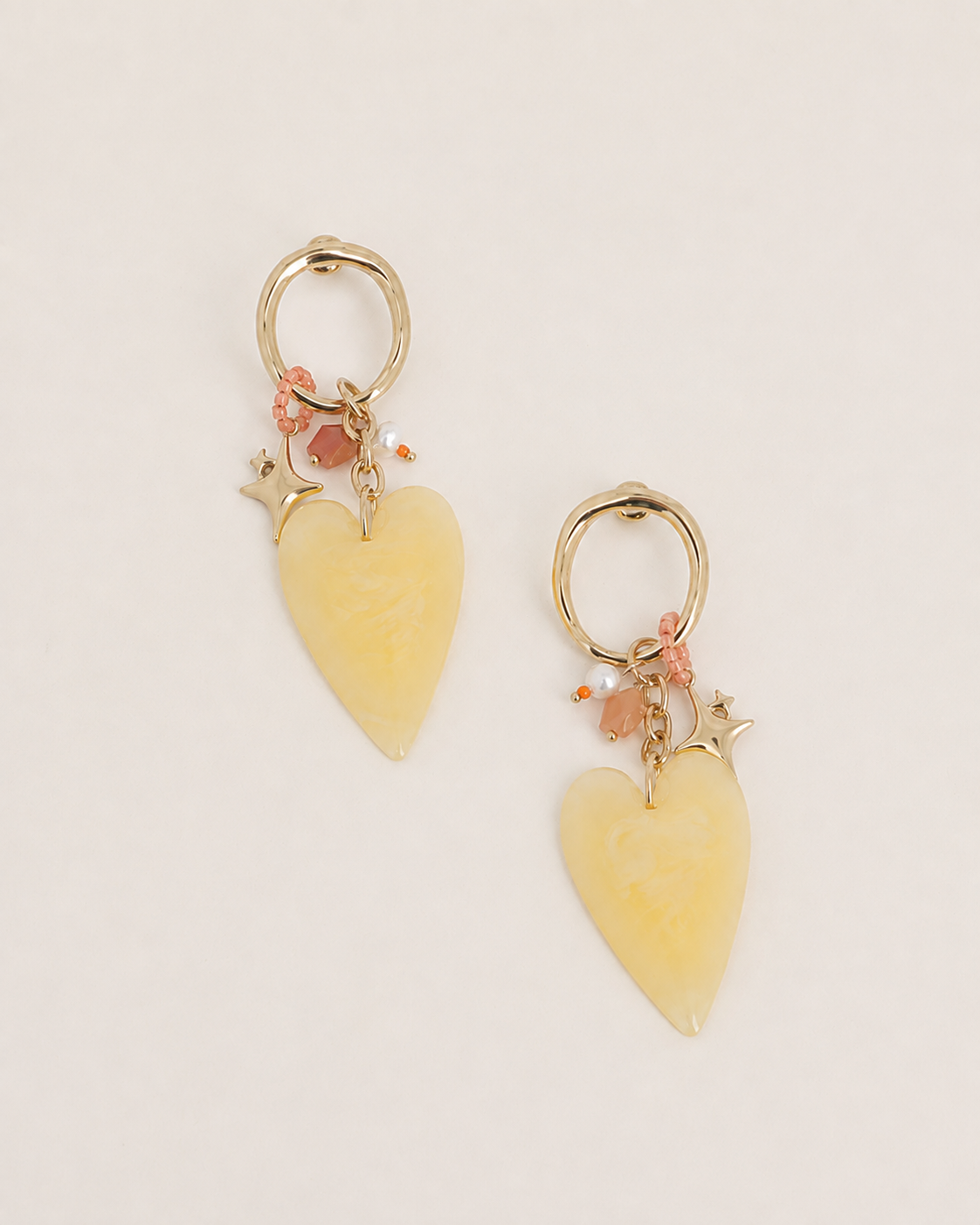 Boucles d'oreilles Célia pendantes avec cœur jaune et breloques dorées