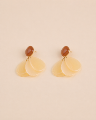 Boucles d'oreilles pendantes beige Flore aux formes organiques