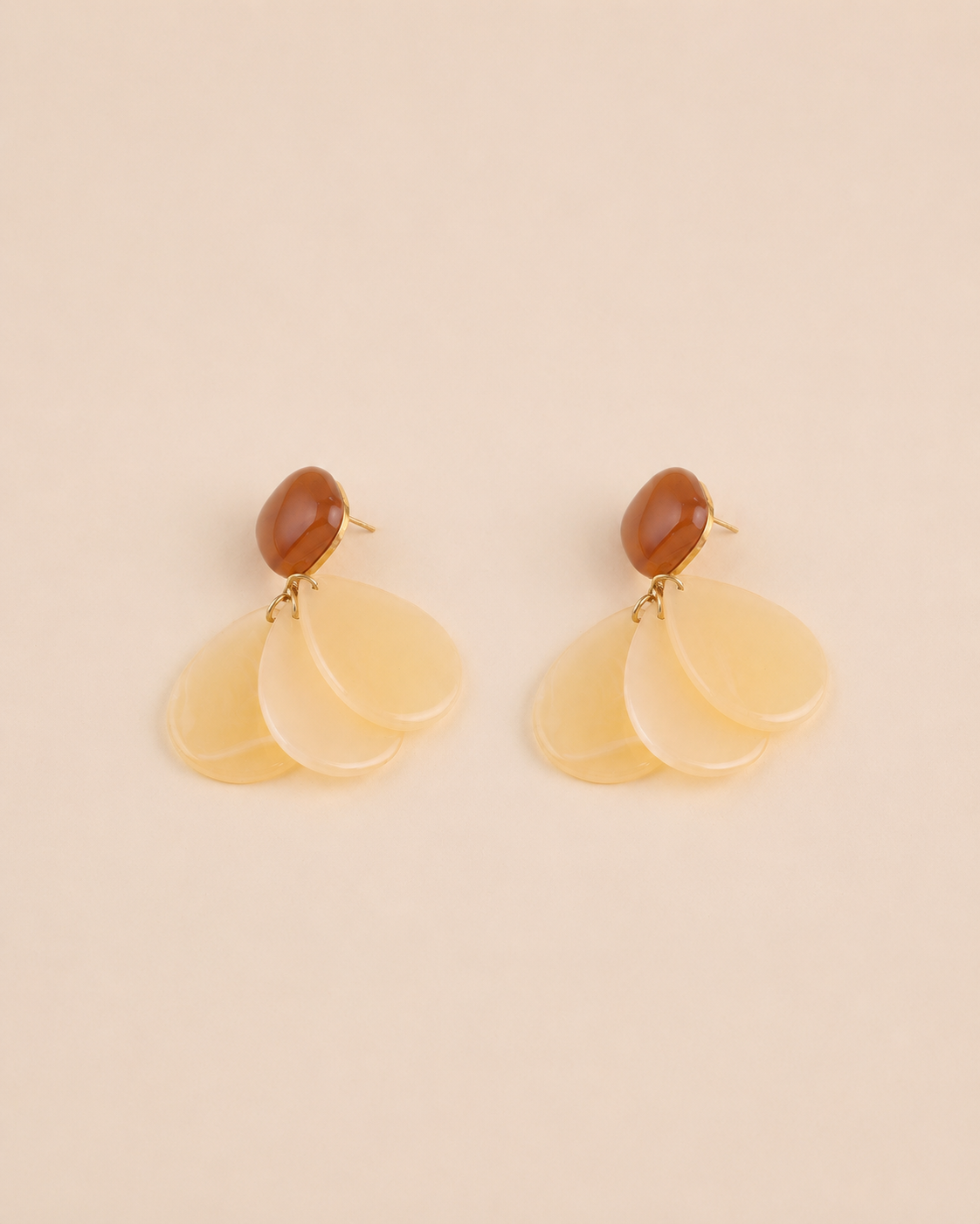 Boucles d'oreilles pendantes beige Flore aux formes organiques