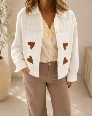 Veste brodée Brune écrue en coton portée par une femme