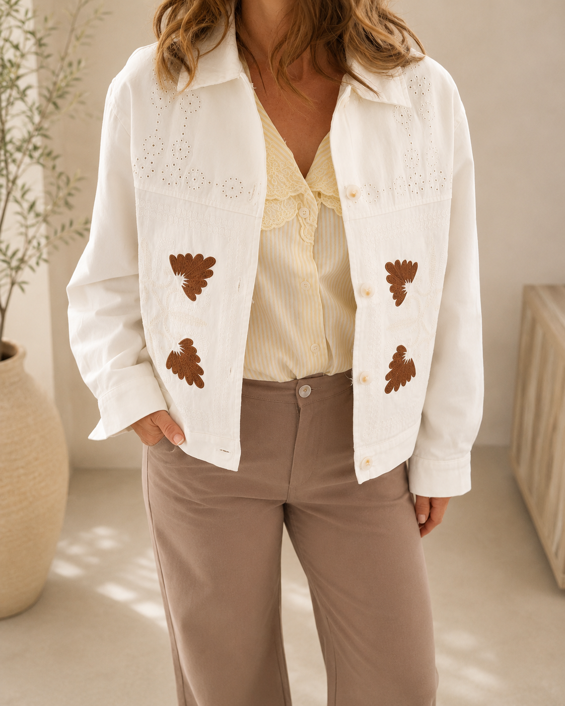Veste brodée Brune écrue en coton portée par une femme